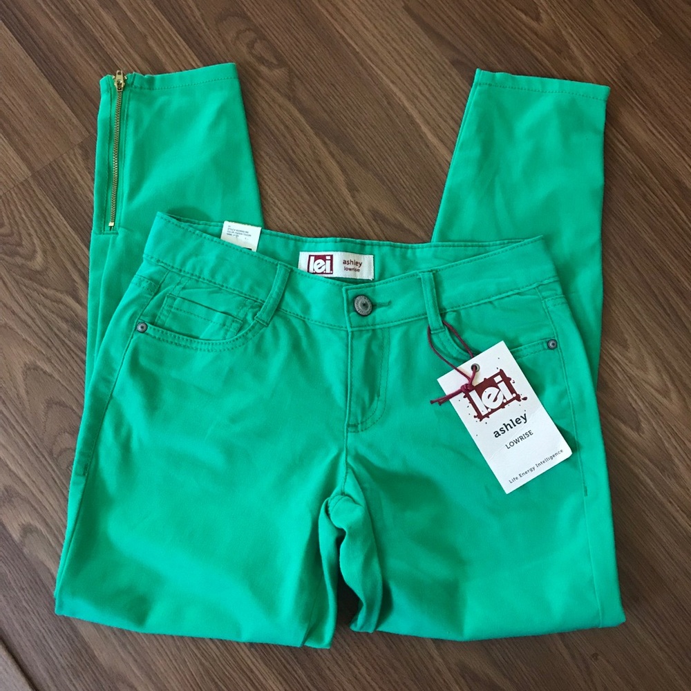 L.E.I NEW ANKLE ZIPPER GREEN PANTS